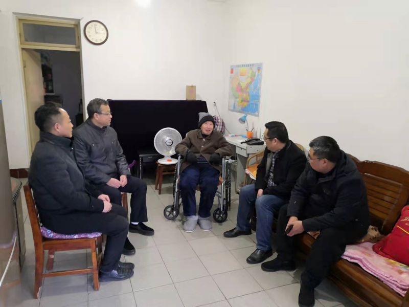 春節(jié)前走訪慰問(wèn)老黨員 改后.jpg
